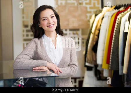 Propriétaire de magasin de vêtements Banque D'Images