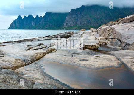 La nuit d'été. Les dents de dragon rock, Jagged Ersfjord, Senja, Norvège . Banque D'Images