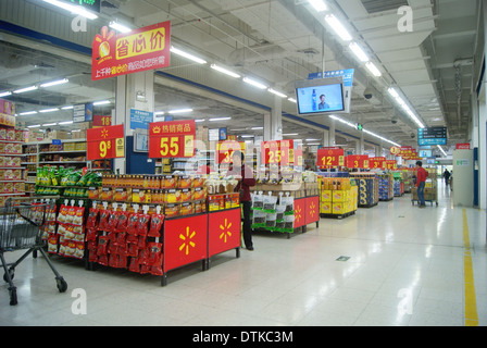 Wal-mart en Chine. Les gens dans le shopping. Banque D'Images