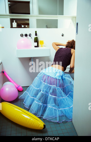 Femme vomissements dans toilettes at party Banque D'Images