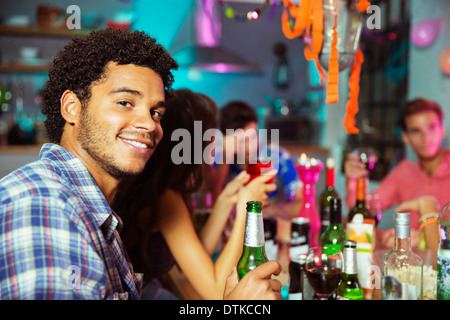 Man smiling at party Banque D'Images