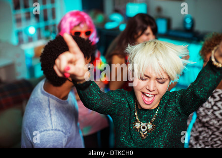 Les amis danser ensemble at party Banque D'Images