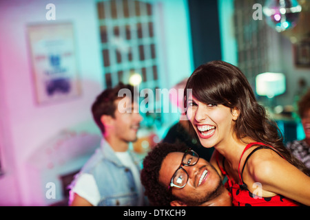 Couple dancing at party Banque D'Images