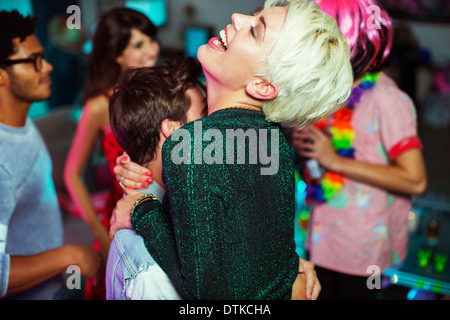 Couple dancing at party Banque D'Images