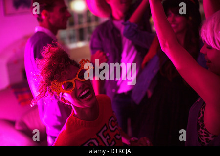 Les amis danser ensemble at party Banque D'Images