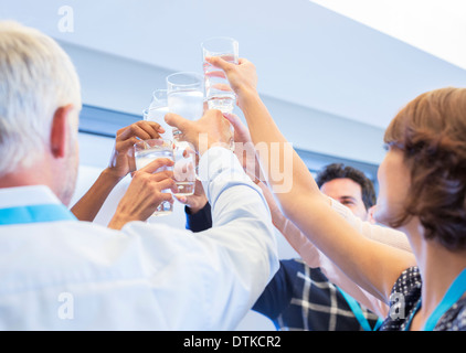 Business people toasting verres à eau Banque D'Images