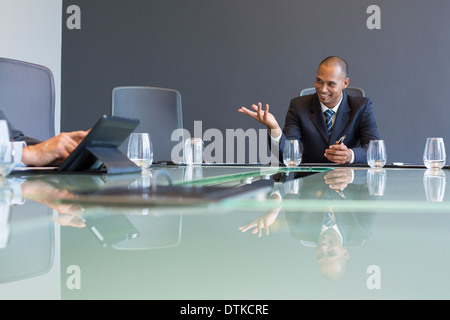 Businessman talking in meeting Banque D'Images