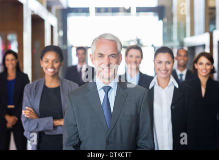 Business people smiling in lobby Banque D'Images