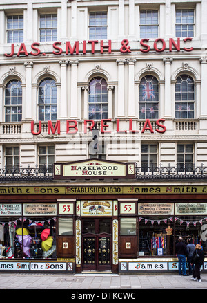 La célèbre boutique parapluie sur New Oxford Street, Londres .UK. James Smith & Sons. Créé en 1830. Banque D'Images