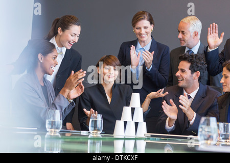Les gens d'affaires applaudissant collègue en réunion Banque D'Images