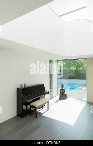 Le piano et le Buddha statue in modern house Banque D'Images