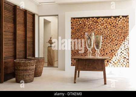 Bois de sciage dans le mur et le tableau dans un hall moderne Banque D'Images