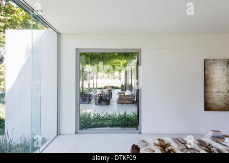 La fenêtre de la chambre donnant sur patio jardin de luxe Banque D'Images