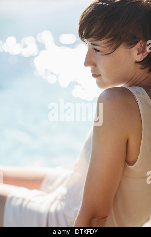 Woman relaxing at poolside Banque D'Images