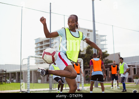 Joueur de football sur terrain de formation Banque D'Images