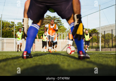 Joueurs de football sur terrain de formation Banque D'Images