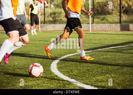 Joueurs de football sur terrain de formation Banque D'Images