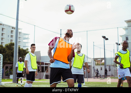 Joueurs de football sur terrain de formation Banque D'Images