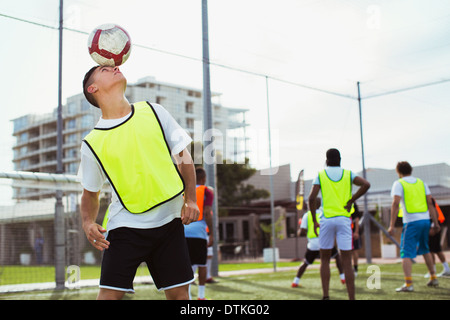 Joueur de football sur terrain de formation Banque D'Images