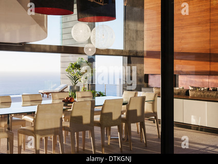 Table et chaises de salle à manger moderne donnant sur l'océan Banque D'Images