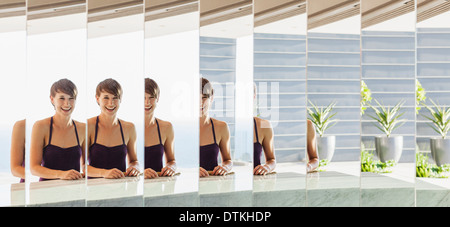 Femme en riant à split mirror Banque D'Images