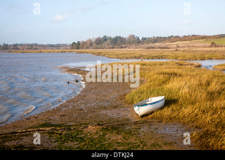 River Deben paysage avec petit bateau canot échoué à Methersgate, près de Woodbridge, Suffolk, Angleterre Banque D'Images