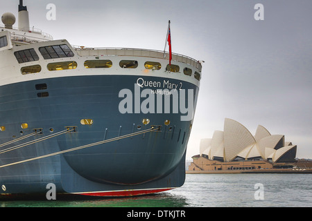 Queen Mary 2 dans le port de Sydney. Banque D'Images