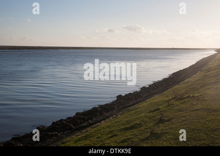 L'ensemble de l'île Gull Havergate le canal de la rivière Ore vu de Gedgrave, Suffolk, Angleterre Banque D'Images