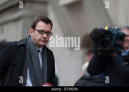 London, UK . Feb 20, 2014. Le téléphone-piratage procès se poursuit à l'Old Bailey à Londres avec l'ancien News du monde cadres entrent dans la deuxième journée de leur défense contre des allégations de l'interception illégale de messages vocaux sur téléphone mobile chez les autres frais connexes. Photo : Andy Coulson (à gauche). Credit : Lee Thomas/Alamy Live News Banque D'Images