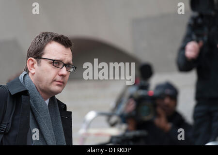 London, UK . Feb 20, 2014. Le téléphone-piratage procès se poursuit à l'Old Bailey à Londres avec l'ancien News du monde cadres entrent dans la deuxième journée de leur défense contre des allégations de l'interception illégale de messages vocaux sur téléphone mobile chez les autres frais connexes. Photo : Andy Coulson (à gauche). Credit : Lee Thomas/Alamy Live News Banque D'Images