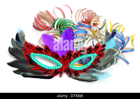 Un masque de carnaval avec des plumes et des banderoles de papier de différentes couleurs sur un fond blanc Banque D'Images
