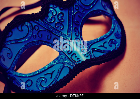 Photo d'un élégant masque carnaval bleu et noir avec un effet rétro Banque D'Images