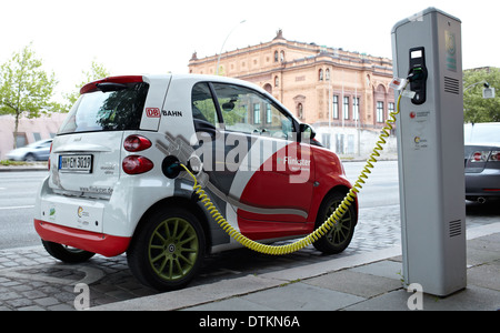 Voiture électrique est en charge Banque D'Images