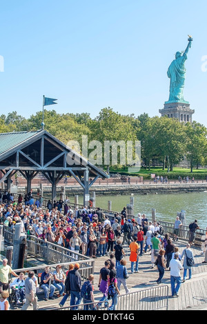 Les touristes en attente à Liberty Island pour le ferry retour à Lower Manhattan Banque D'Images