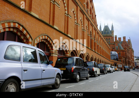 Les taxis en attente pour les passagers à l'extérieur de la Gare Saint Pancras, Londres Banque D'Images