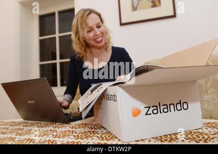 Berlin, Allemagne. 23 déc, 2012. Une femme des commandes en ligne à l'entreprise de commerce électronique Zalando à Berlin, Allemagne, le 23 décembre 2012. Photo : Jens Kalaene - Modèle - parution/dpa/Alamy Live News Banque D'Images