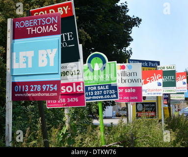 De nombreux à vendre et de laisser à l'extérieur panneaux homes Royaume-Uni Banque D'Images