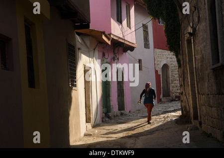 Jeune fille court à travers les ruelles de la vieille partie d'Antakya en Turquie du sud-est de la province de Hatay Banque D'Images