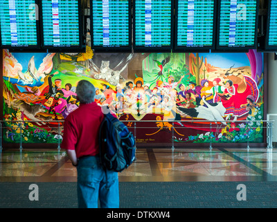 Murale colorée intitulée 'en paix et harmonie avec la Nature", par Leo Tanguma, l'Aéroport International de Denver, Colorado, USA. Banque D'Images