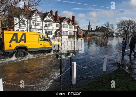 Un véhicule conduit par un AA route inondée dans le centre de Datchet après la Tamise éclater ses banques Banque D'Images