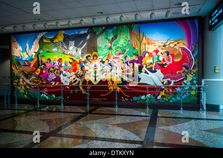 Murale colorée intitulée 'en paix et harmonie avec la Nature", par Leo Tanguma, l'Aéroport International de Denver, Colorado, USA Banque D'Images