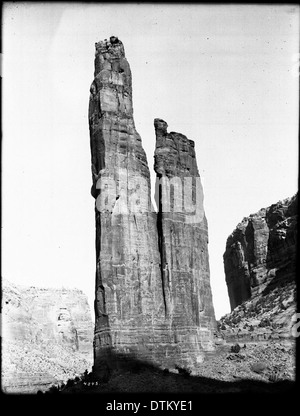 Spider Rock sacré à l'entrée de del Muerto Canyon, Canyon de Chelly, Navajo Indian Reservation, Arizona, ca.1900 Banque D'Images