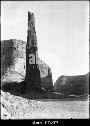 Spider Rock sacré à l'entrée de Monument Canyon, Canyon de Chelly, Navajo Indian Reservation, Arizona, ca.1900 Banque D'Images