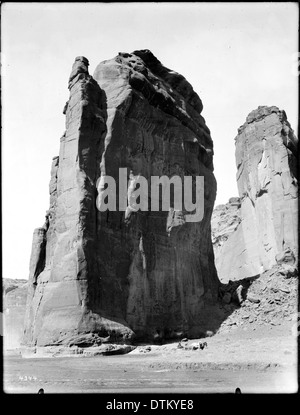 Spider Rock sacré à l'entrée de Monument Canyon, Canyon de Chelly, Navajo Indian Reservation, Arizona, ca.1900 Banque D'Images