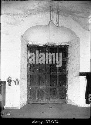 Une photographie de la porte de la sacristie de la Mission San Juan Bautista, prise vers 1905, montrant l'architecture historique de ce site de mission. Banque D'Images