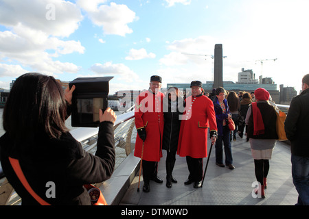 United Kingdom city de Londres le millenium bridge deux retraités chelsea posant avec les touristes Banque D'Images