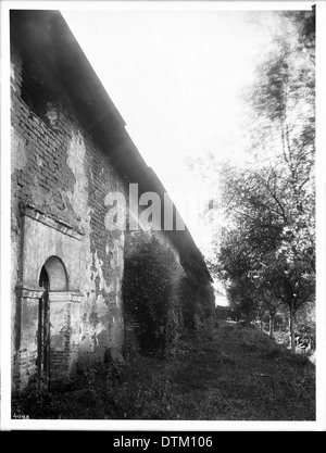 Une vue latérale de l'église de la Mission San Juan Bautista, prise en 1903, mettant en évidence son architecture et ses caractéristiques historiques. Banque D'Images