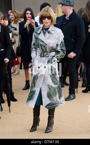 Anna Wintour Burberry Prorsum arrive pour la collecte de vêtements pour femmes. Banque D'Images