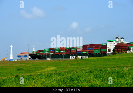 Toujours raffiner les conteneurs navire quittant le canal de Panama, Gatun Locks, Colon, Panama Banque D'Images