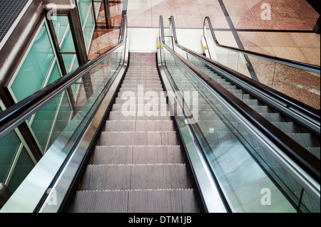 Escalier, l'Aéroport International de Denver, Colorado, USA Banque D'Images